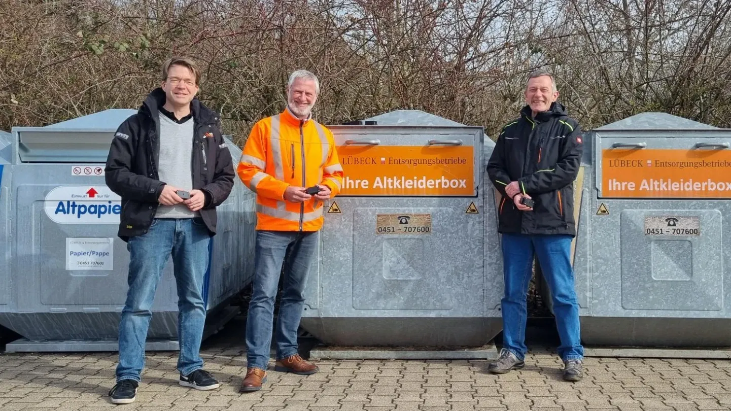 Entsorgungsbetriebe Lübeck starten mit 160 Smart Waste Systemen in Altkleider und Altpapier Containern