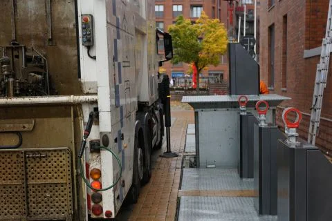 Emptying an underground container
