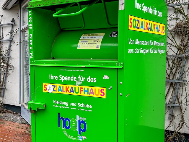 Altkleidercontainer der hoelp gGmbH in Meldorf