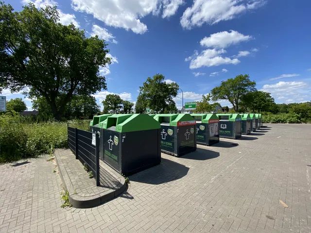 Wertstoffinsel mit Depotcontainern