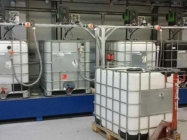 IBC-Container in einer Halle