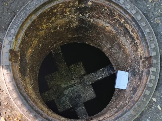 Geöffneter Schacht einer Sammelgrube