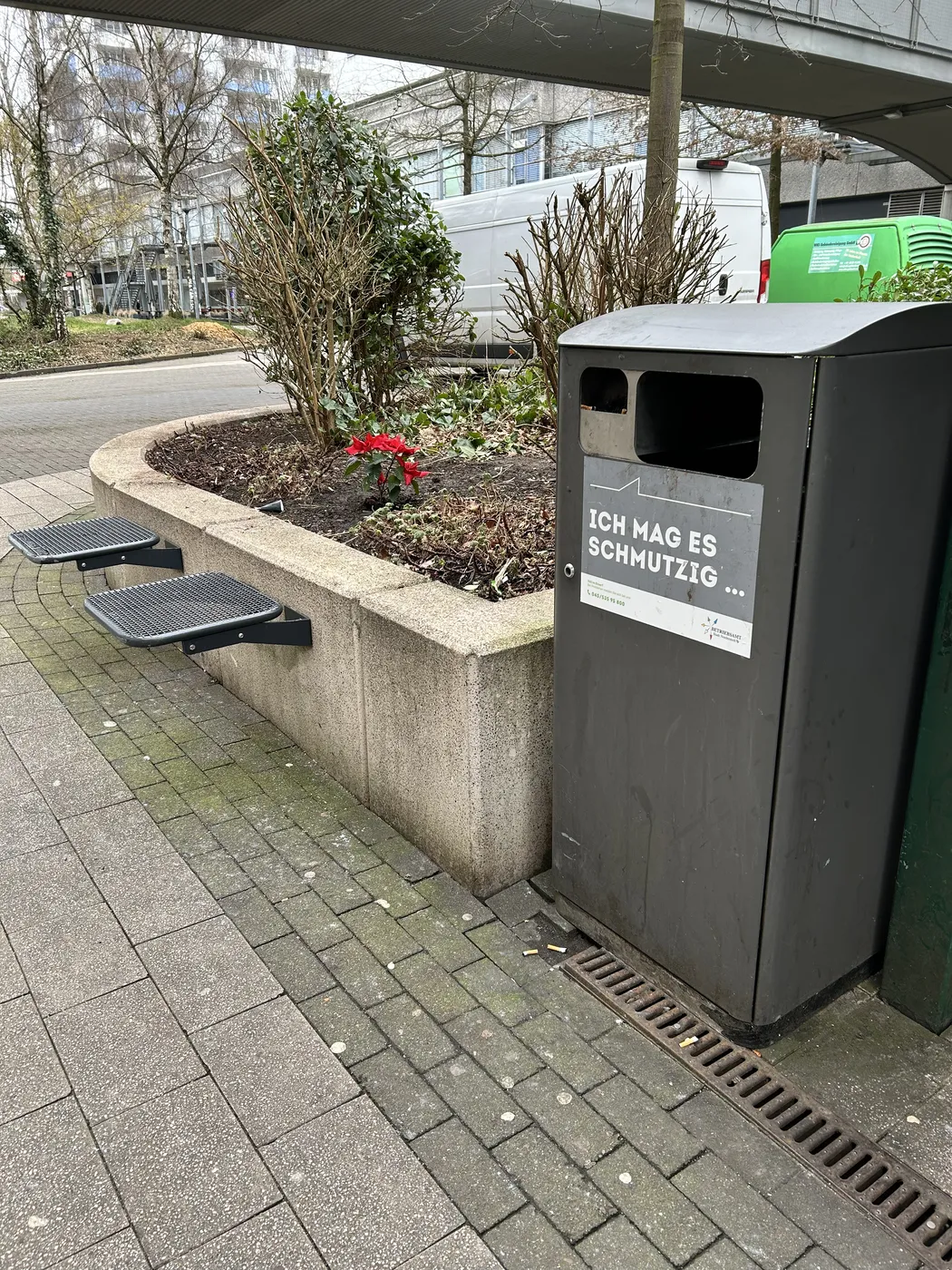 Papierkorb in Norderstedt mit dem Aufkleber »Ich mag es schmutzig …«