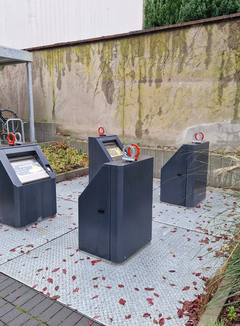 Unterflur-Standplatz mit Einwurfsäulen im Innenhof