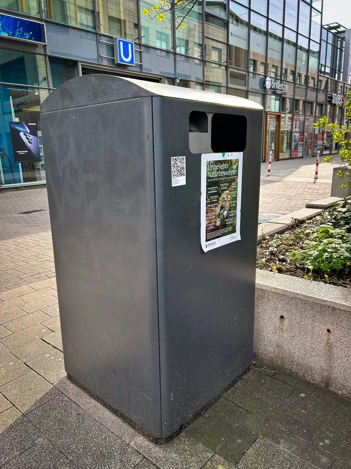 Papierkorb in Norderstedt mit QR-Code-Aufkleber