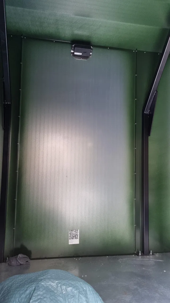 Rückwand im Altkleidercontainer: Sensor oben, QR-Code-Aufkleber unten