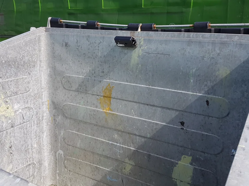 Open 2.5 m³ transfer container with the sensor at the top of the back wall