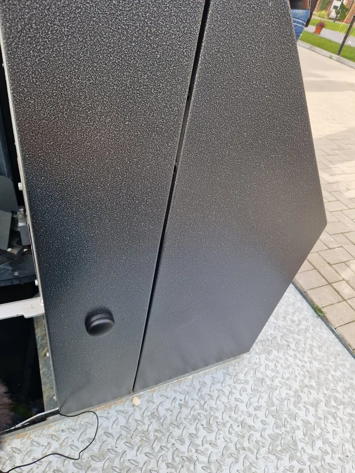 Einwurfsäule eines Unterflursystems mit kleiner Puck-Antenne